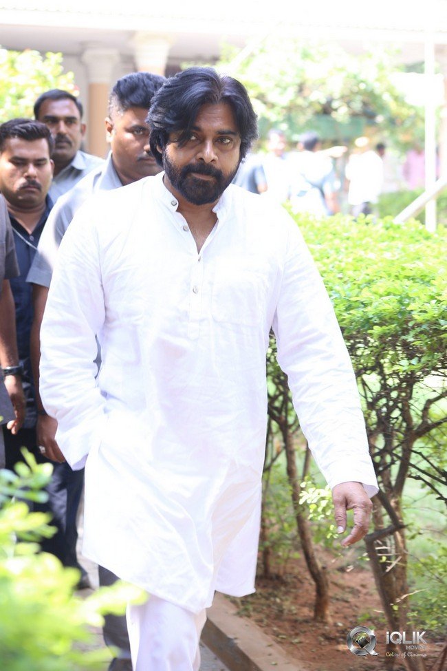 Celebrities-pay-homage-to-superstar-Krishna